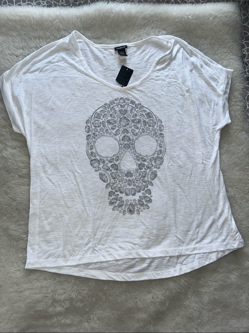 torrid White Short Sleeve Skull Tee with gray skull Graphic sz 1X